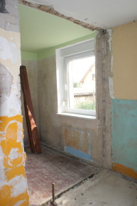 Hier sieht man die zukünftige Küche. Es stört jedoch noch der alte Schornstein, der im Weg steht. Das Abtragen des Ungetüms ist das nächste Großprojekt... 