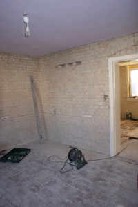 Als erstes die wichtigen Dinge - die ersten Schritte für den Durchbruch vom Schlafzimmer zum Ankleidezimmer :) 
