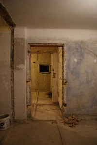 Eine Sicht vergangener Tage: Blick vom Wohnzimmer über den Flur ins Gäste-WC. Diese Tür ist Geschichte...