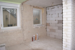 Blick in die Küche - aber auch hier müssen die Fenster noch erneuert werden. 