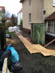 Ganz wunderbar, dass genau am Tag der Anlieferung Dauerregen war. Da half auch das Holzkonstrukt nicht wirklich beim ziehen... :( 