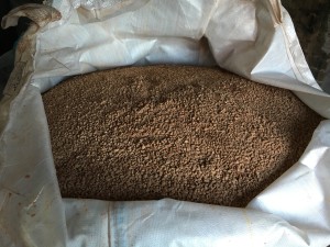 Dann muss die Lehmschüttung nur noch ins Dachgeschoss... Jeder der dabei schon mal geholfen hat, weiß was das bedeutet: Eimer schleppen - 35 Stufen nach oben. 
