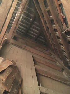 Zunächst musste der alte Holzboden und die alte Schüttung sowie die Schalbretter raus...